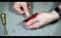 Cours pour apprendre à lisser la tranche d'un objet en cuir en maroquinerie